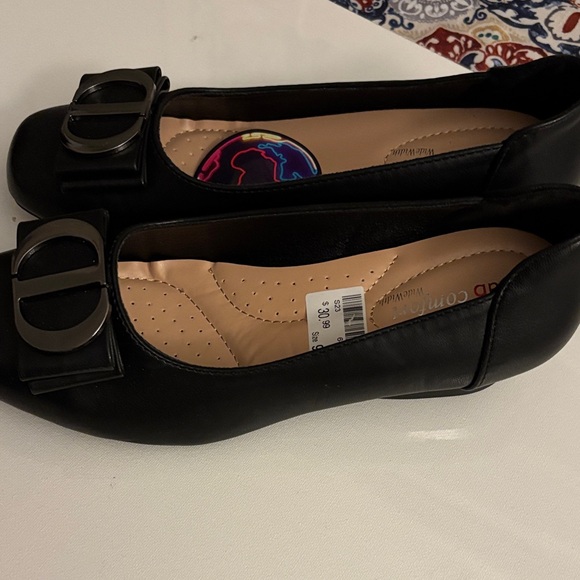 Black Women's Comfort Flats - Picture 2 of 3